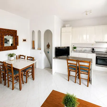 Vakantiehuis Family Maisonette With Pool #5